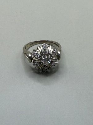 une image d'une bague en diamant sur une surface blanche