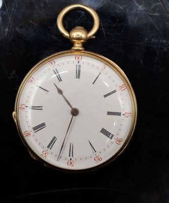 une montre de poche en or avec des chiffres romains sur le cadran