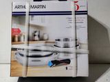 emballage d'un coffret d'ustensiles de cuisine posé sur un plan de travail