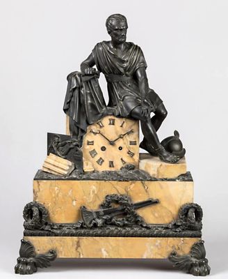 une statue d'un homme assis au sommet d'une horloge