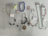 de nombreux colliers et bracelets de toutes sortes exposés sur une table
