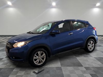 Une Honda HRX bleue est garée sur un sol à damier.