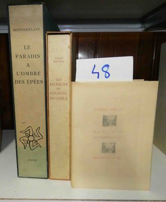 trois livres posés côte à côte sur une étagère