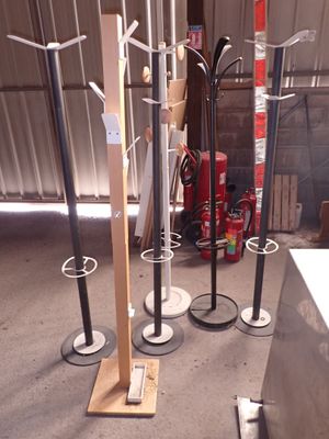 de nombreux skis et bâtons exposés dans un garage
