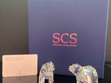 un gros plan sur une paire d'ours en cristal posés sur une table