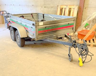 une remorque garée dans un garage