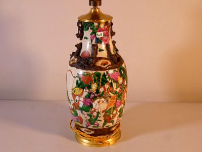 un vase orné de fleurs, posé sur une table