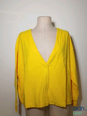 Cardigan jaune à col en V et manches longues sur mannequin, mannequin, mannequin, mannequin, mannequin, mannequin, manne