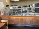une photo d'un restaurant avec un comptoir et un plan de travail