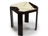 une image d'une petite table avec un plateau en marbre sur un fond blanc