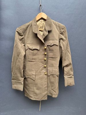 une photo d'une veste militaire suspendue à un cintre