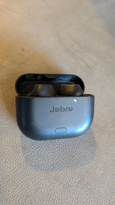 une image représentant un casque audio posé sur une table