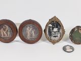 trois photos encadrées représentant un homme, une femme et un coquillage