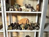 il y a beaucoup de jouets sur les étagères de la pièce
