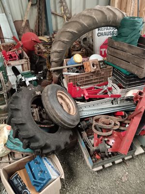 a pile of junk that is sitting outside of a building