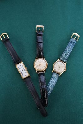 trois types de montres différents posés sur un fond vert