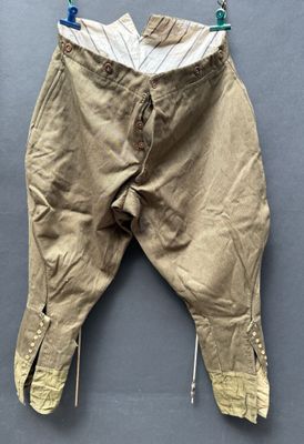 un vieux pantalon suspendu à une corde à linge fixée au mur