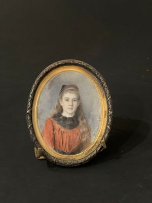 portrait d'une jeune fille en robe rouge, dans un cadre doré