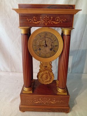 une horloge en bois posée sur une table
