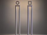 deux grands poteaux métalliques surmontés d'une lampe