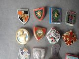 a lot of badges that are laying on a table