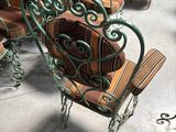 many chairs that are sitting in a room together