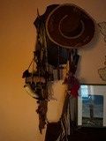 une photo représentant un chapeau et d'autres objets accrochés au mur