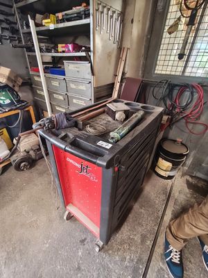 un homme travaillant sur une machine dans un garage