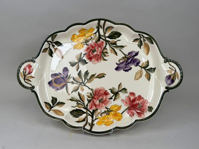 une image représentant une assiette sur laquelle sont peintes des fleurs