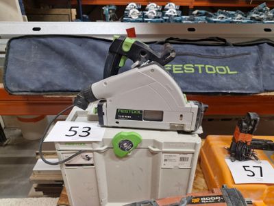 de nombreux outils posés sur une table dans un magasin
