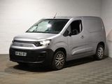 une camionnette Citroën garée dans un garage au sol carrelé