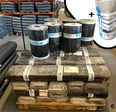 de nombreux rouleaux de tissu sur une palette dans un entrepôt