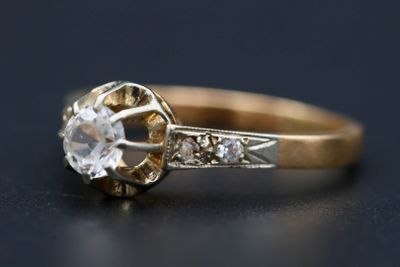 Gros plan sur une bague en or ornée d'un diamant