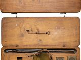 un coffret en bois contenant un instrument en laiton