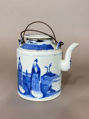 CHINE, XXe Théière en céramique bleu blanc à décor de sages …