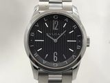 une montre en argent avec un cadran noir et un bracelet en argent