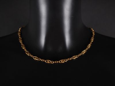 un collier à chaîne en or sur un mannequin mannequin mannequin mannequin mannequin mannequin mannequin mannequin mannequin mannequin