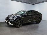Le SUV BMW est garé dans un showroom aux murs blancs.