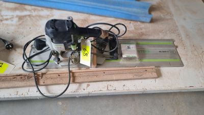 une photo d'une table sur laquelle sont posés tout un tas d'outils