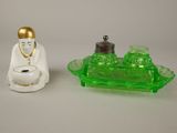 deux figurines assises l'une à côté de l'autre