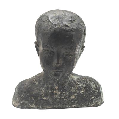 sculpture représentant une tête d'homme sur fond blanc