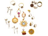 un assortiment de bijoux en or et en argent, comprenant notamment des bagues, des boucles d'oreilles et des pendentifs