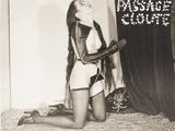 photographie en noir et blanc d'une femme vêtue de latex, agenouillée sur un lit