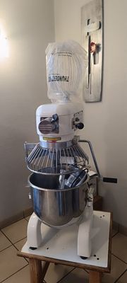 un grand mixeur posé sur une table dans une cuisine