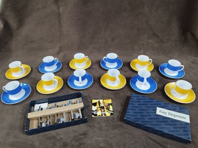 beaucoup de tasses et de soucoupes sur la table