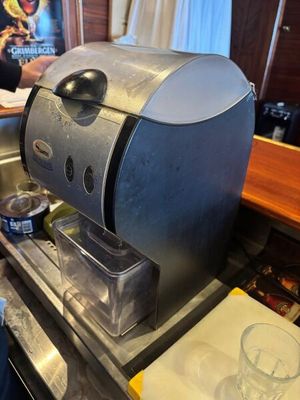 une machine à café posée sur le comptoir d'un restaurant