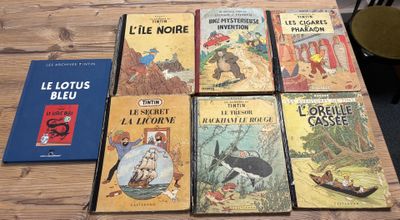 plusieurs livres posés sur une table, avec une chaise en arrière-plan