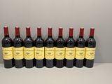 six bouteilles de vin rouge sont alignées sur une étagère