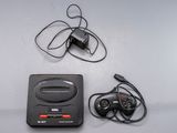 une télécommande et une manette de jeu vidéo posées sur une table