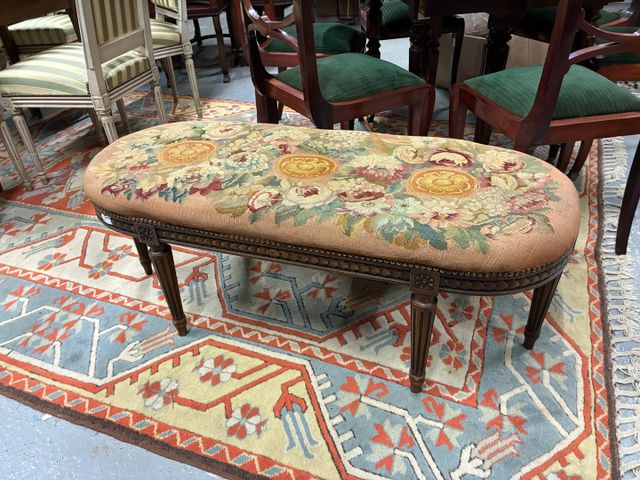 Banc de style Louis XVI assise ovale garni de tapisserie fleurie,